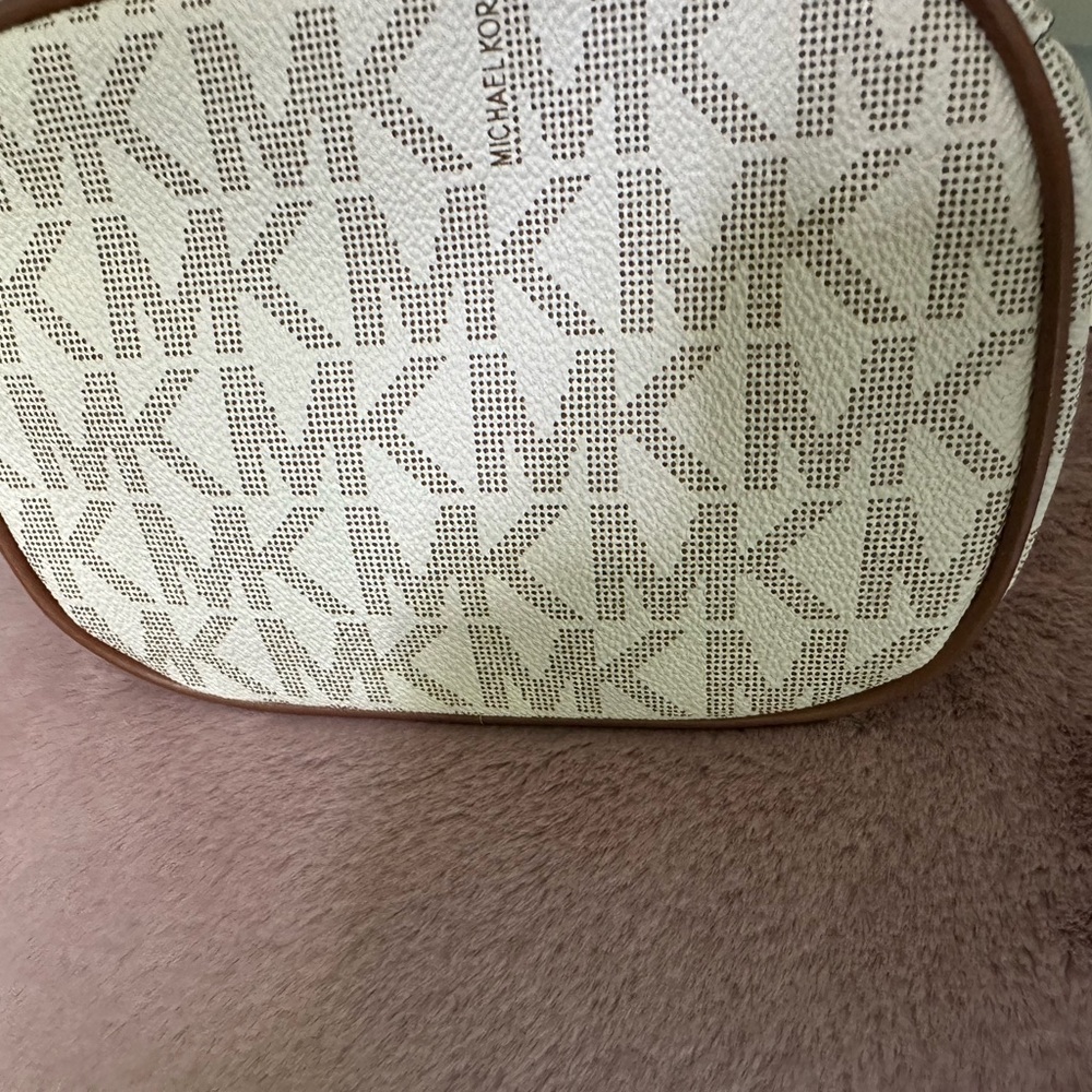 โฌ๏ธ โฌ๏ธ NWT Michael Kors SAMIRA Vanilla MD Chain Bucket Bag โฌ๏ธ โฌ๏ธ - Picture 2 of 5